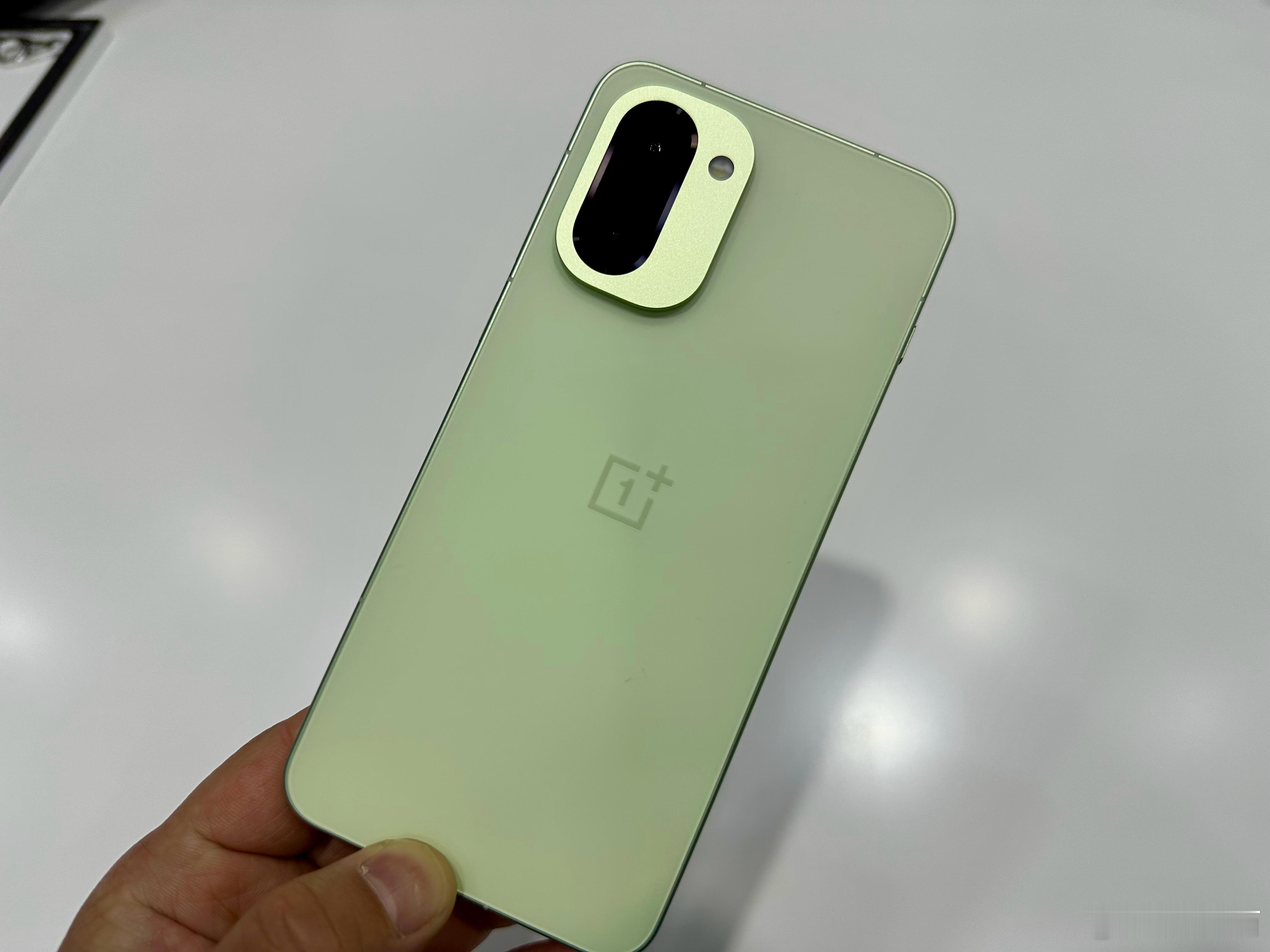 一加Ace 6T真机，第一款骁龙8 Gen5手机，8300毫安时电池，165hz