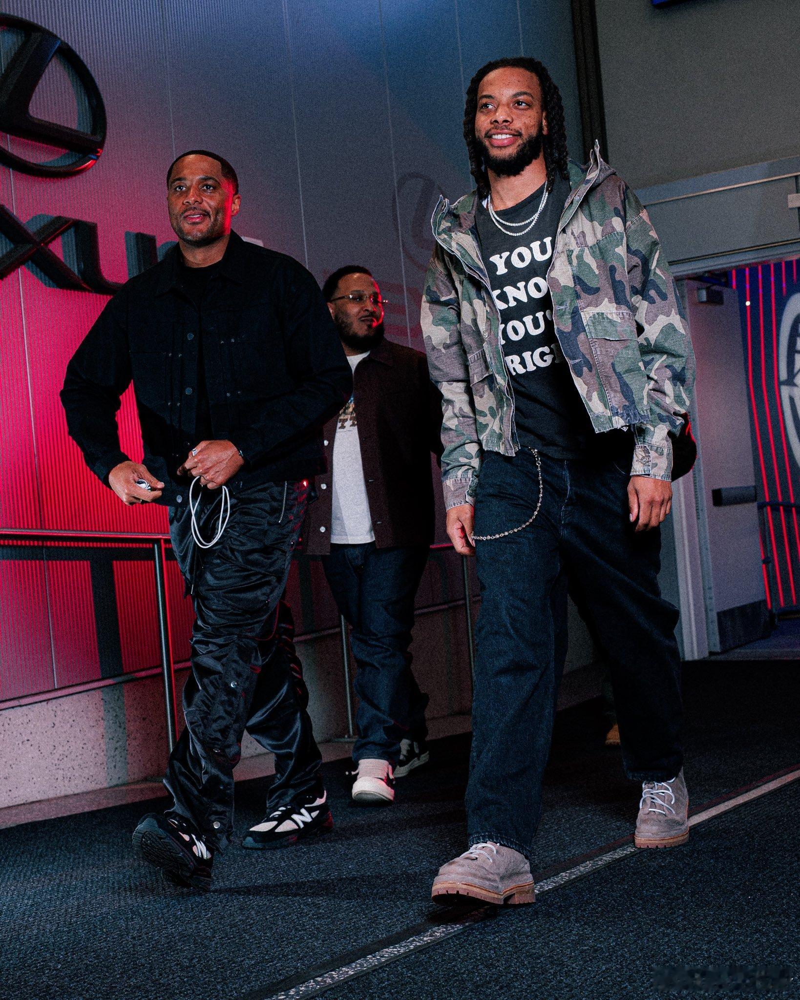 快船队已将达里厄斯·加兰列入“待确定交易名单里”，不过，他明天将缺席在萨克拉门托