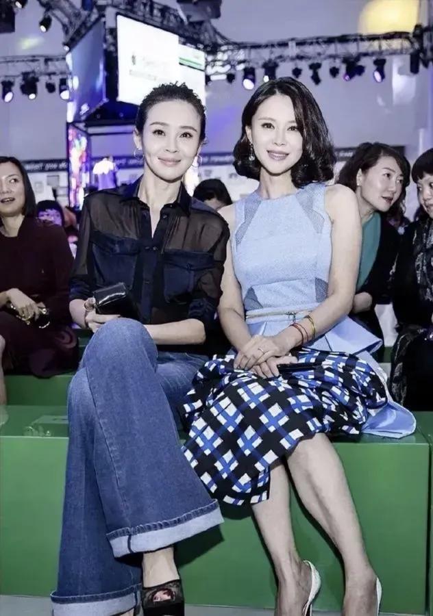 她们俩长得太像了，感觉左边那位更漂亮，更有气质，你觉得呢？#娱乐# #明星#