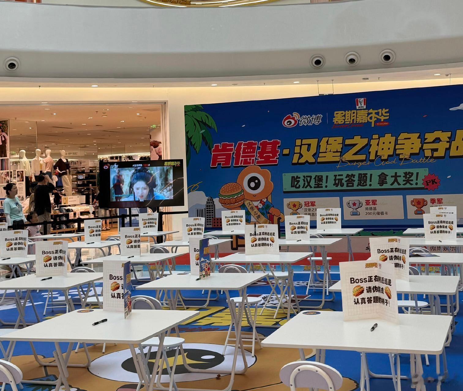 离了微博谁还这么宠啊！现场活动抽到了刘宇宁，鞠婧祎，敖瑞鹏的小卡，还有加奈那的签