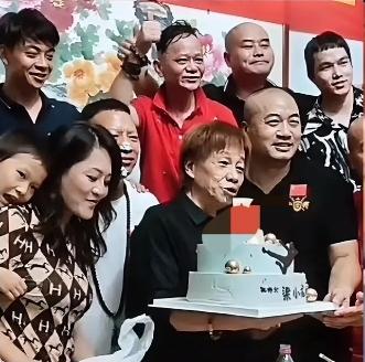 梁小龙离世
看似猝不及防的离别，
其实早有健康端倪——他生前的两大习惯，早已在悄