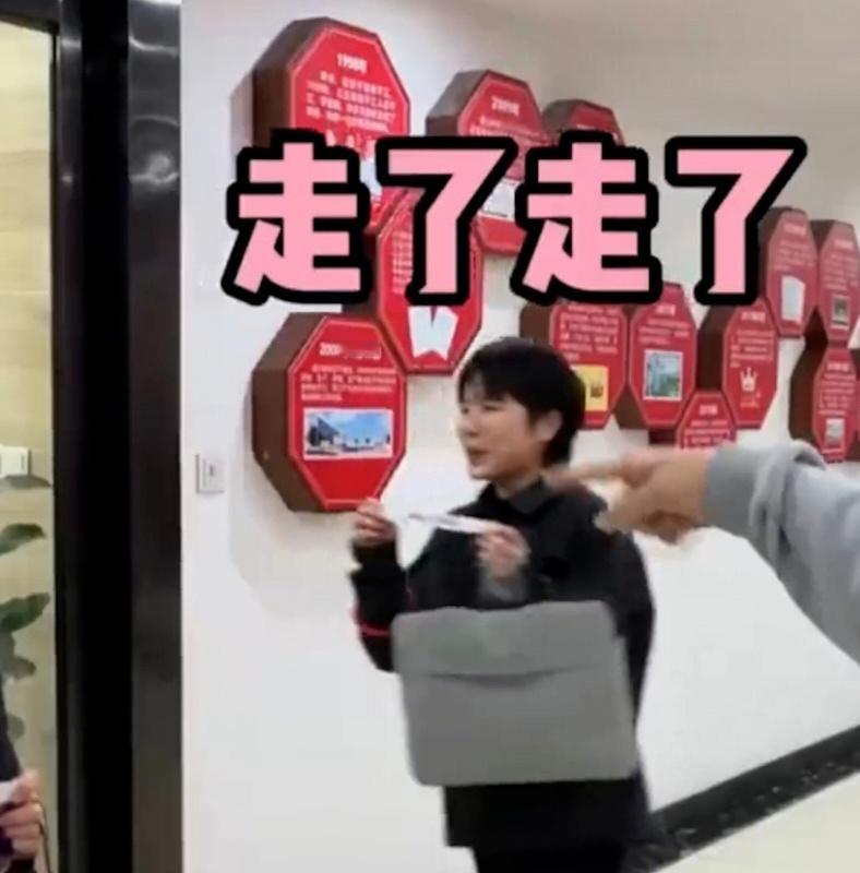 开工第一天被通知放假10天 她是抽中了十天带薪假期，直接开启假期重启模式了。这运