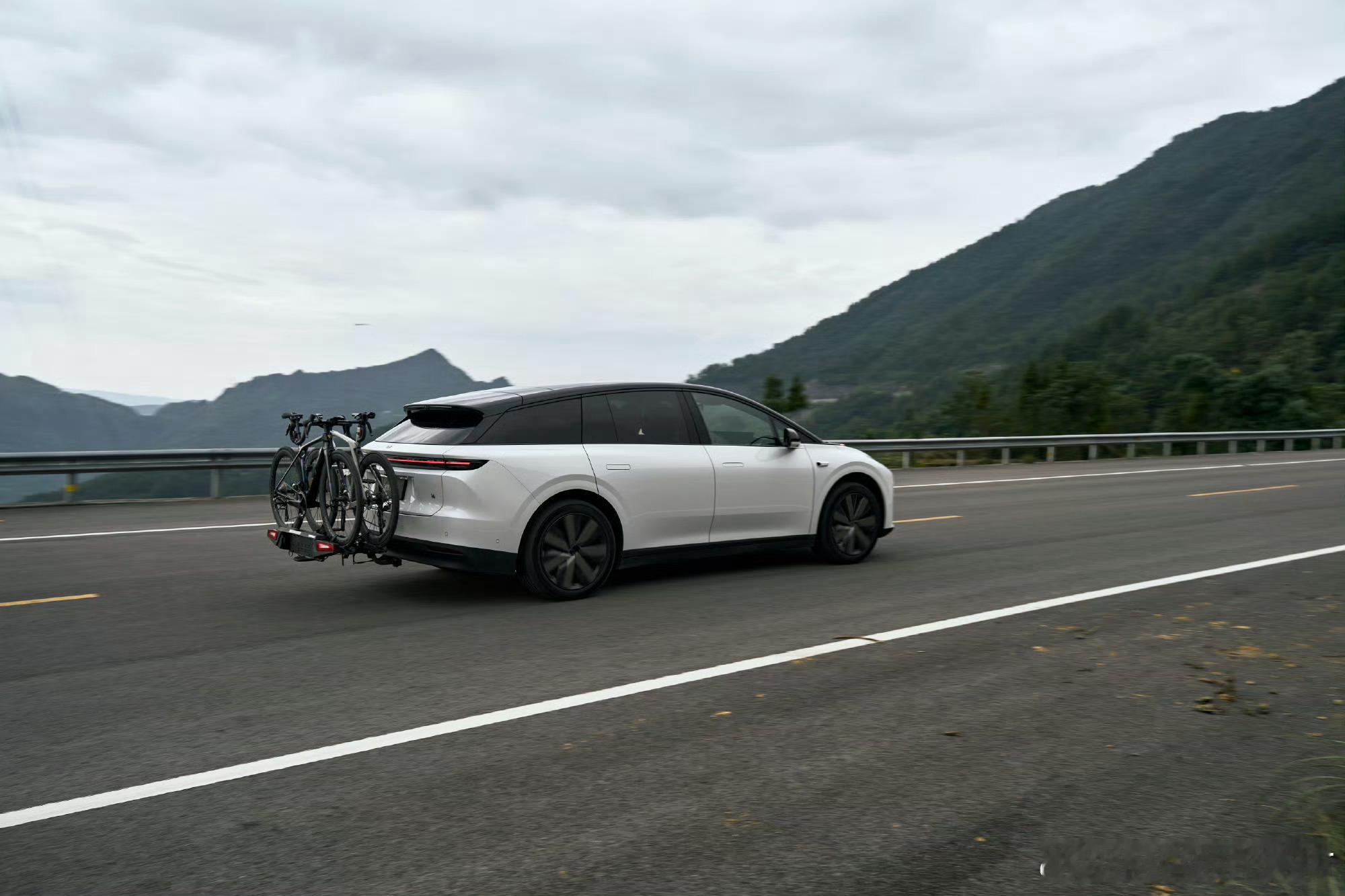 理想i8刚上没多久i6就来了 动作非常快理想i6后驱标准版售价24.98 万元四
