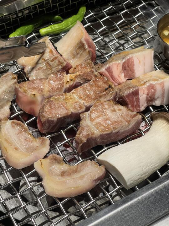 济州岛！烤黑毛猪肉专门店！！香迷糊了！