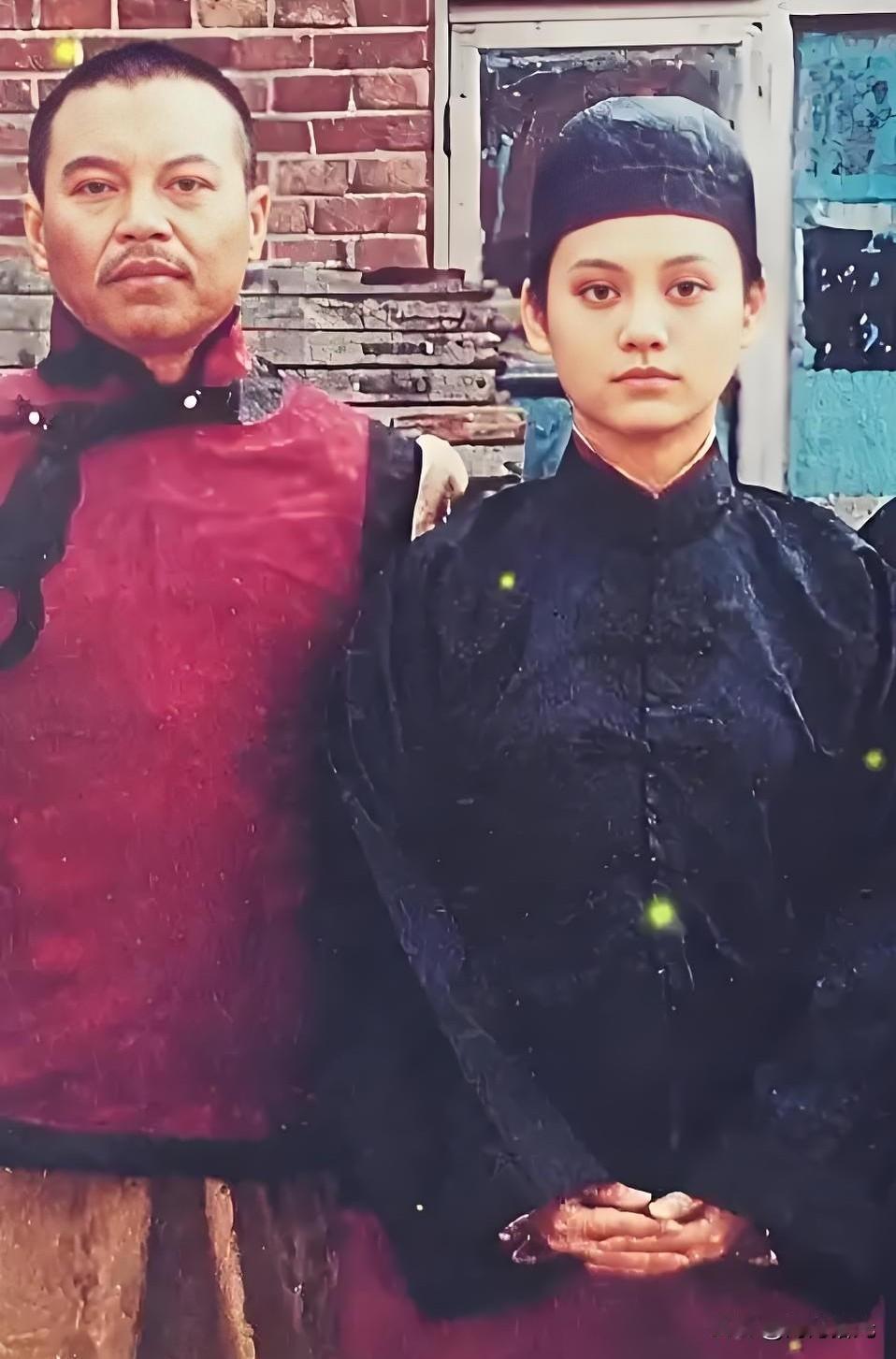 🎬 今天出个难题考考您😊
相信很多人能认出照片中这两位演员，或者能说出女演员