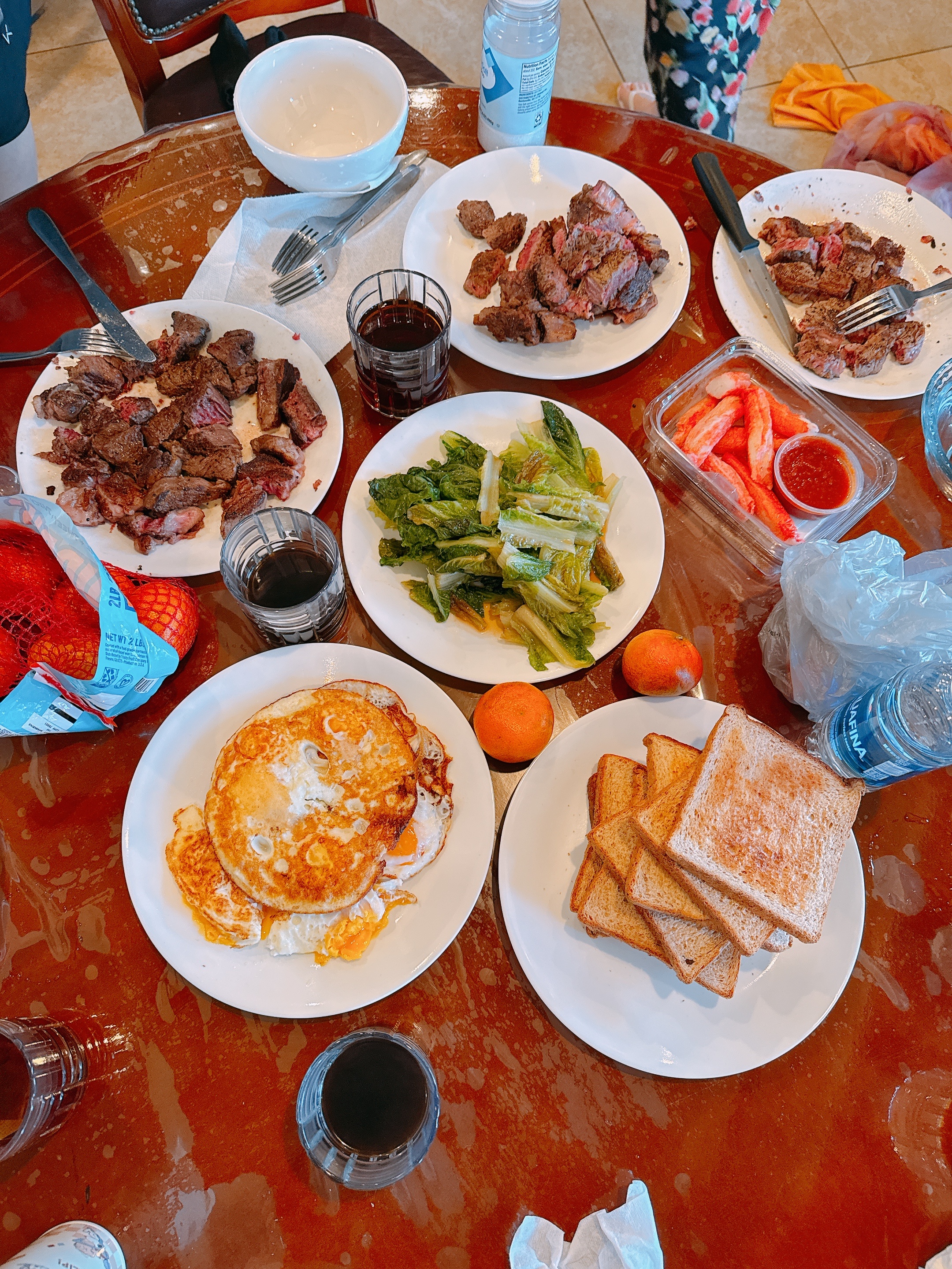 今日份早餐！（其实是午餐）我吃了一个全麦面包片，一个鸡蛋，和一些蔬菜还有牛排！我