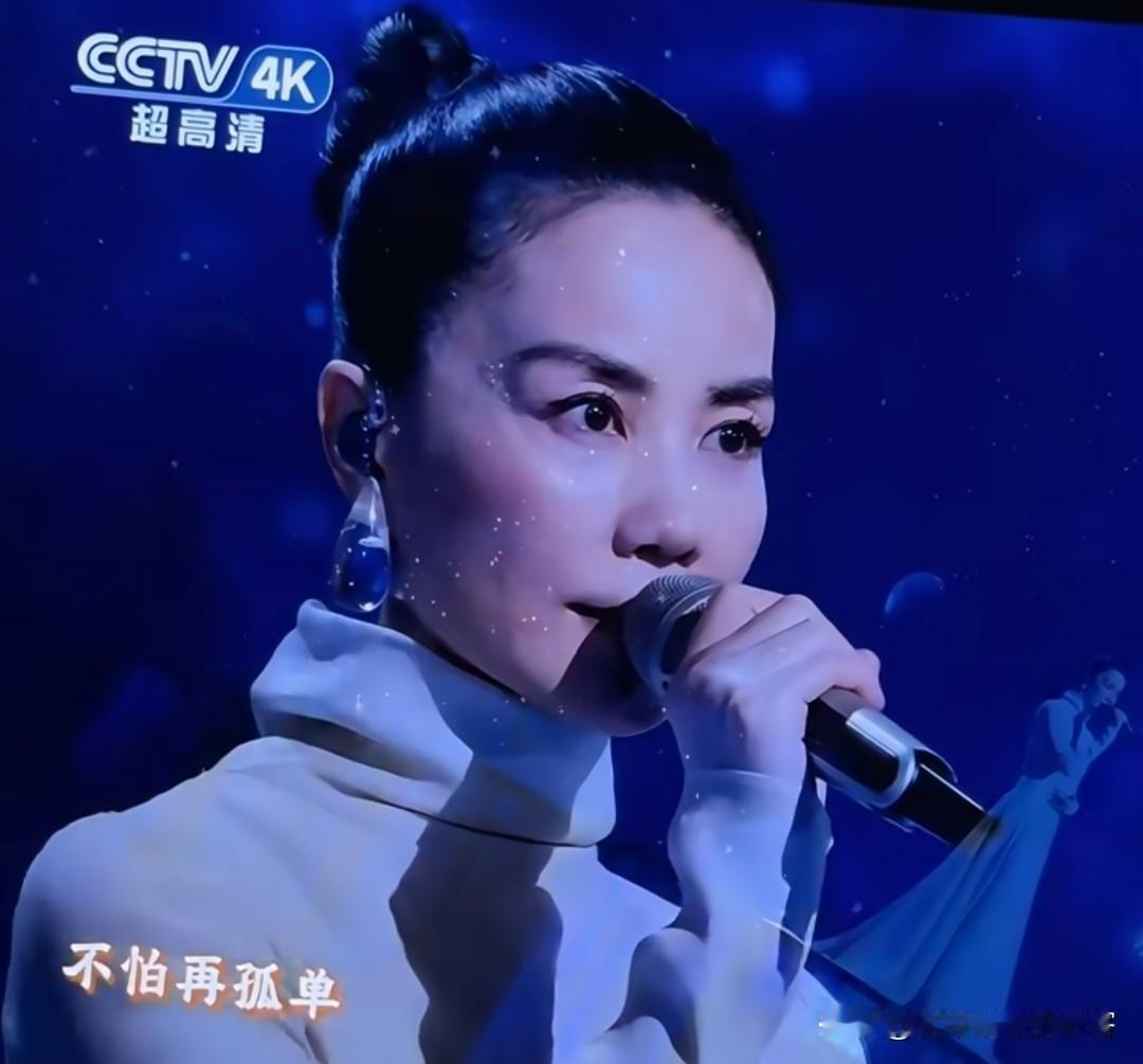 你可以说王菲高冷，
也可以说王菲长得一般，
但是有一点你不得不承认，那就是她的唱