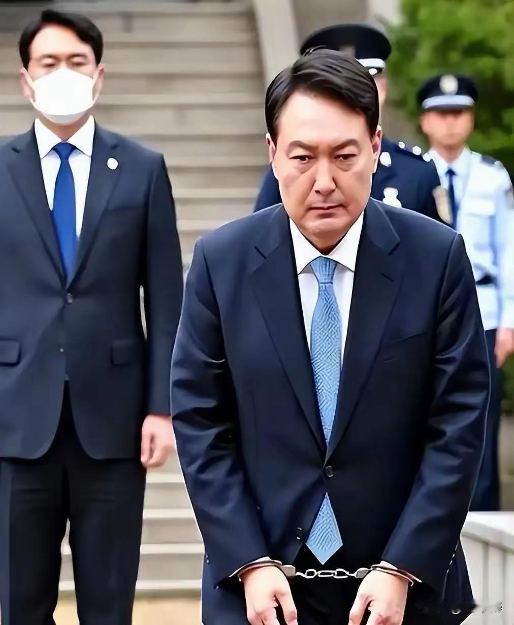 尹锡悦的“末日”来临！
明日（19日），韩国法院将直播对尹锡悦的审判。
在任期间