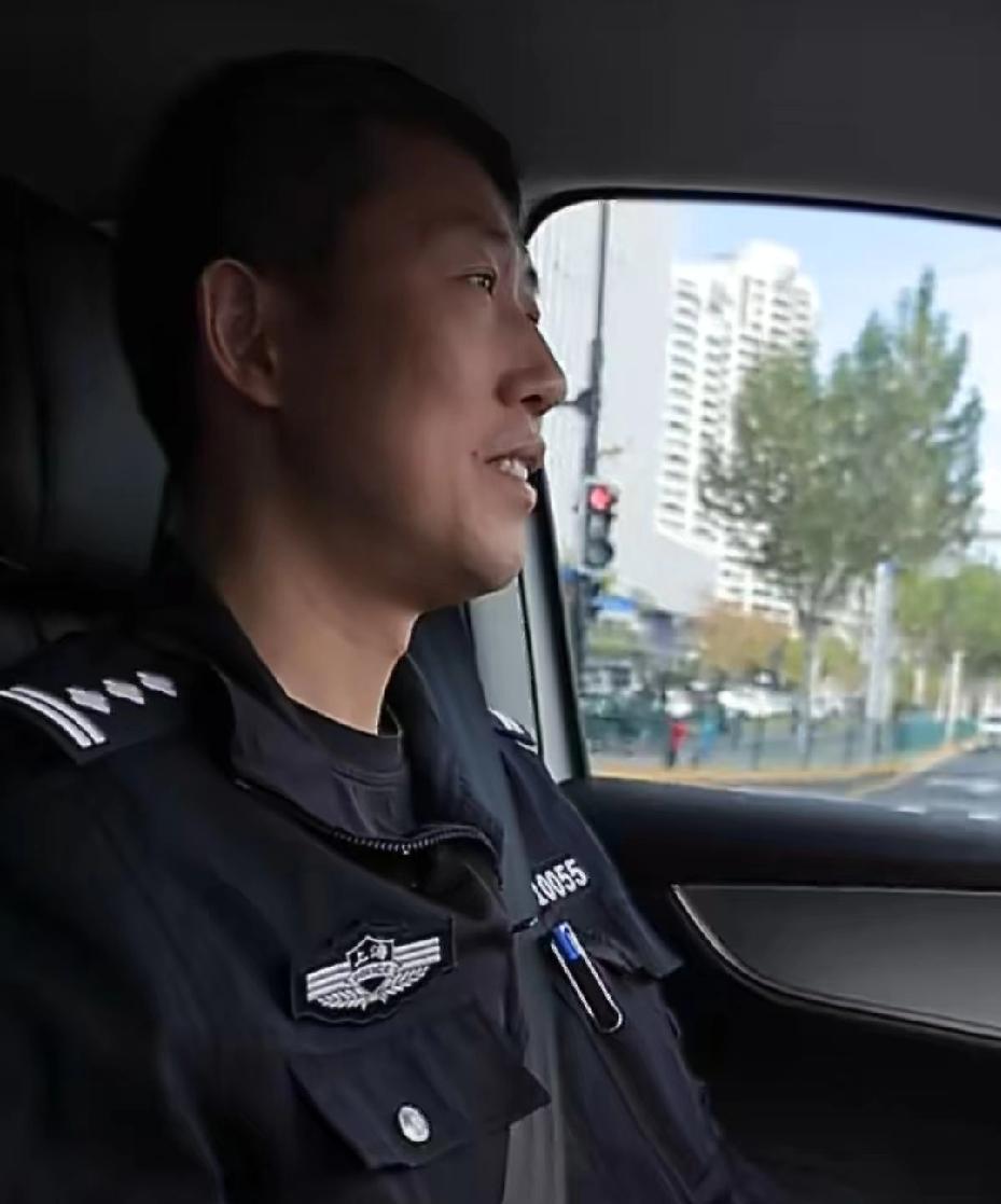 因“撞脸”结缘，民警假扮别人儿子十二年，跨越血缘关系的守护。
一个“谎言”，守护