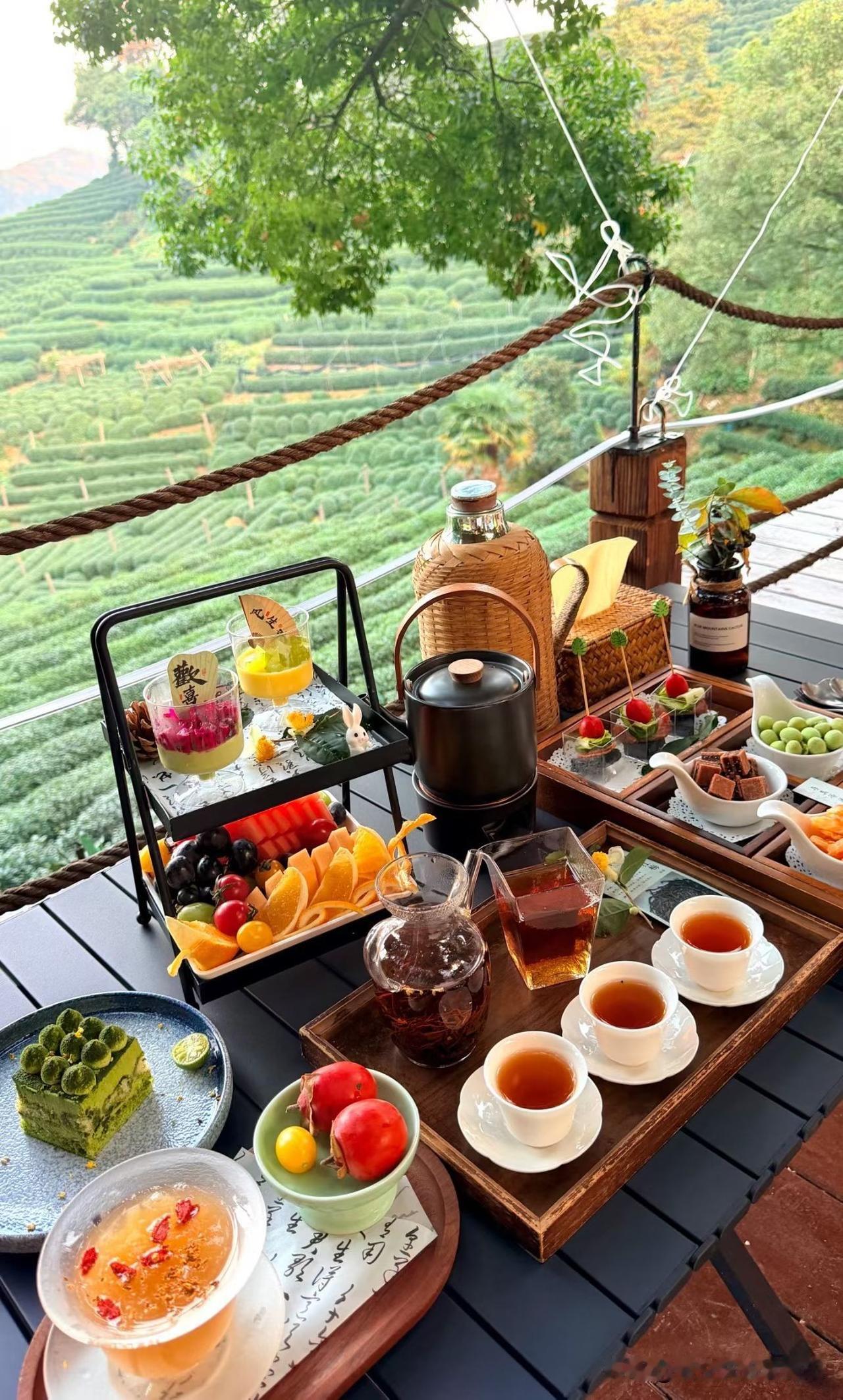 关于一个人孝不孝顺
会不会去赡养父母
这个确实是业力在起作用
一个人他如果做出不