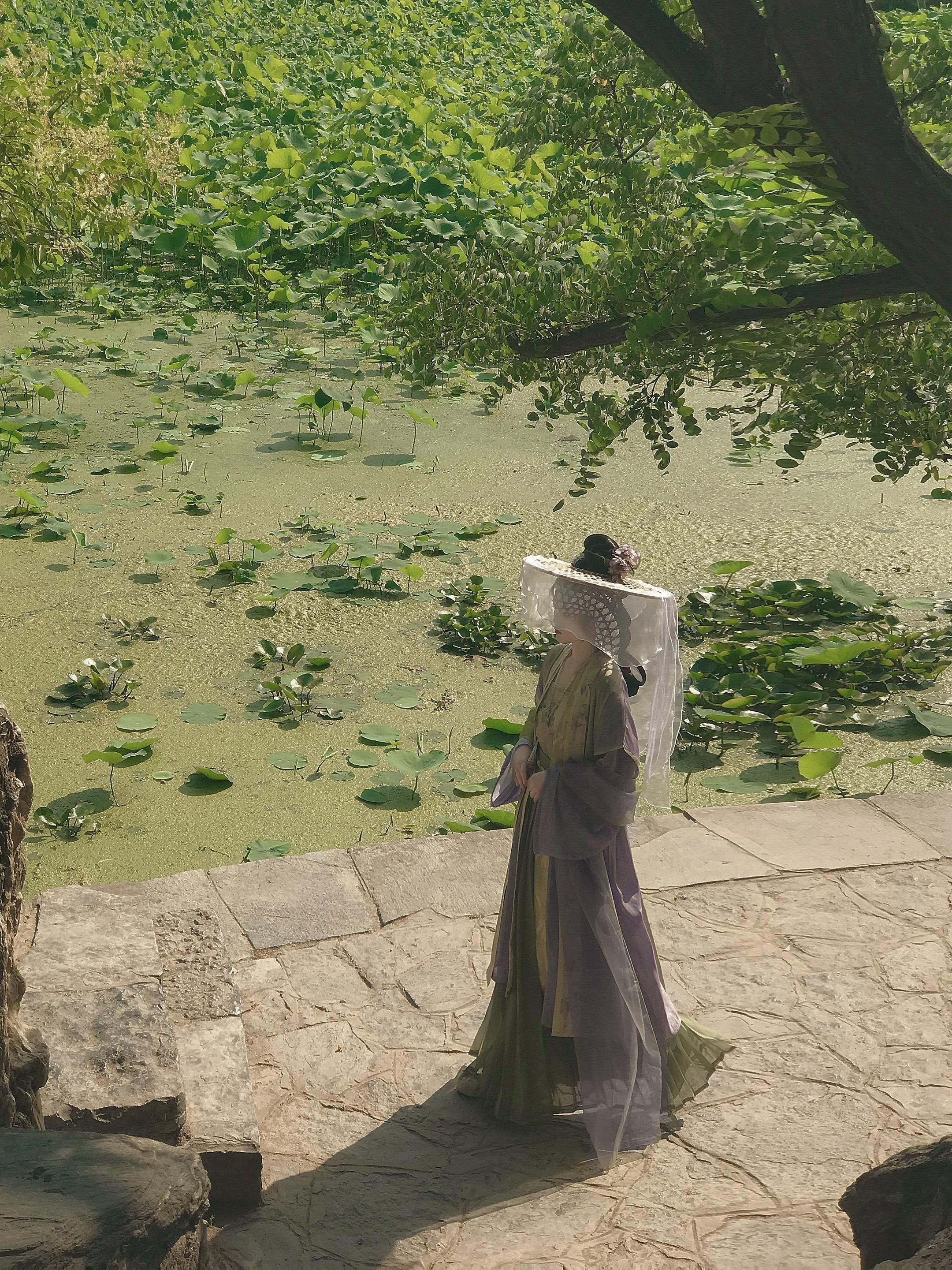 “何必在意非春时 我来知时便是春”荷叶汉服之美
