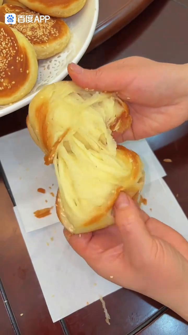 油酥烧饼。
大家好，我是做面点的小史。今天跟大家分享一个油酥烧饼的做法，外皮酥脆