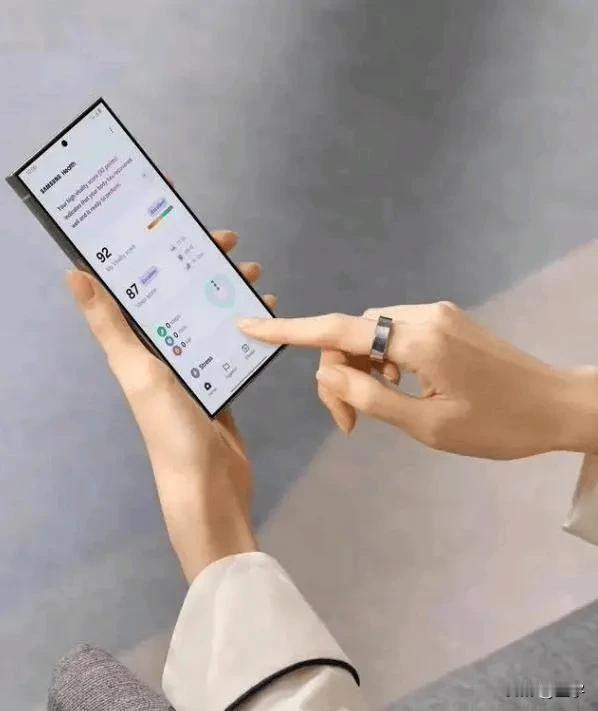 三星Galaxy Ring智能戒指💍功能曝光：
心率、生理期预测与打鼾检测
•