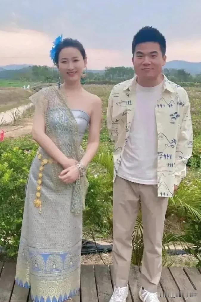 董宇辉这无处安放的小手，是怕啊？还是真谨慎？生怕触碰一点，就会传出什么绯闻吗？
