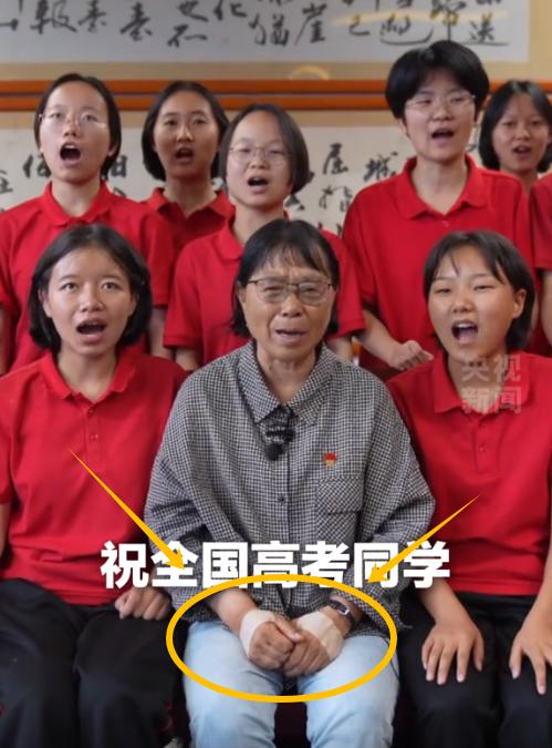 “这才是国之偶像！”68岁的张桂梅贴着满手膏药，面对央视记者有关高考送考的提问，