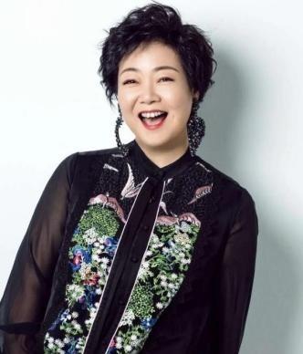 1991年， 萨日娜 为能分到11平米房子，258元彩礼就嫁给同学潘军。婚后她被