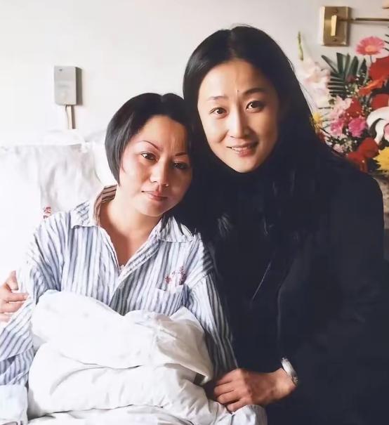王伟牺牲后，妻子阮国琴哭到住院，精神几近崩溃。海军首长问她最想见谁，她说出了一个