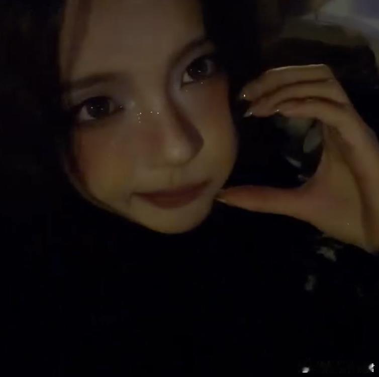 杨超越发视频配文称，不是？怎么这么好看？我服了～ 