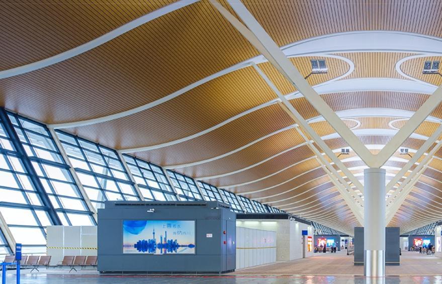 黄铮霖挺年轻，今年47岁，年薪102万元。2025年1月26日，才开始担任总经理