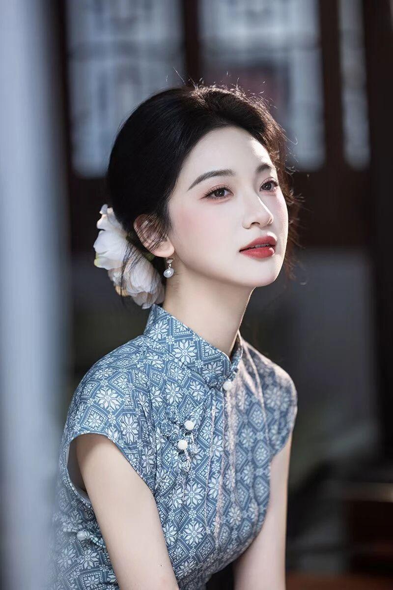 女生穿旗袍可以有多好看?这组照片尽显东方女子的温婉雅致，将古典韵味与现代美感完美