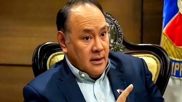 被中国制裁才两周，菲律宾防长特奥多罗又坐到英国《金融时报》镜头前，一脸严肃地控诉