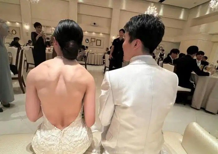 看后背新郎就不是新娘的对手 