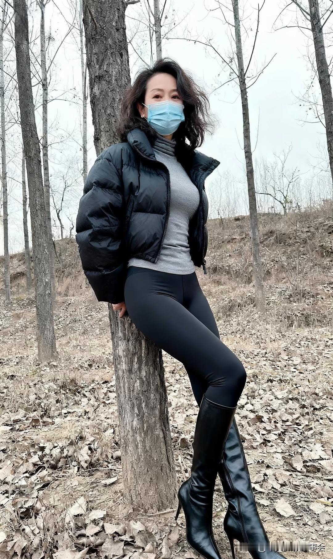 寒林叶积，
树畔云裘立。
靴影裁风添峭寂，
淡日轻笼寒意。
闲身暂寄荒丘，
衣痕