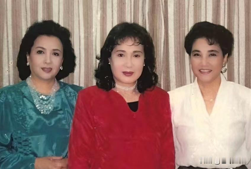 八十年代，秦怡、谢芳、祝希娟三位新中国“22大电影明星”同框。
彼年，她们已进入