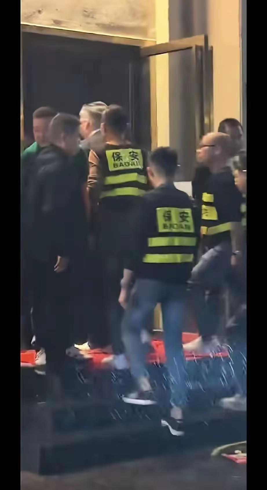 网友在南昌酒吧偶遇向太小儿子向佑，他带三四名保安随行，与新女友忘我喝酒。38岁的