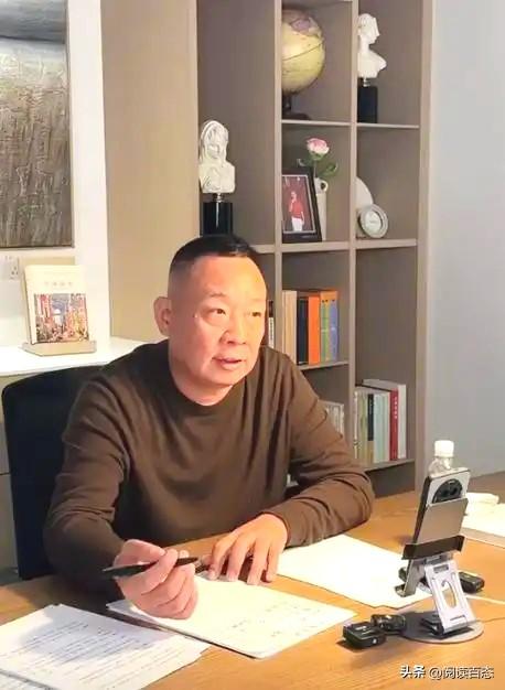 关掉16家盈利店，于东来活成商界清。
很多人一生都贪恋聚光灯，于东来却是个真正放