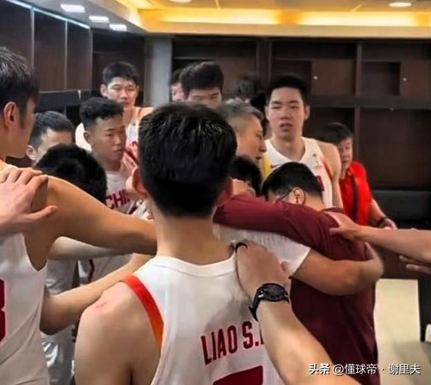 喜极而泣！男篮逆转省队后，有三个男人同时落泪，压力太大了，分别是一把手郭领导，主