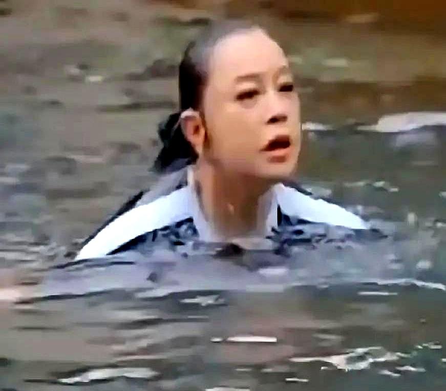 刘晓庆把一个2分30秒的平板支撑丢到抖音。
 

三十年前她硬是演了14岁少女，