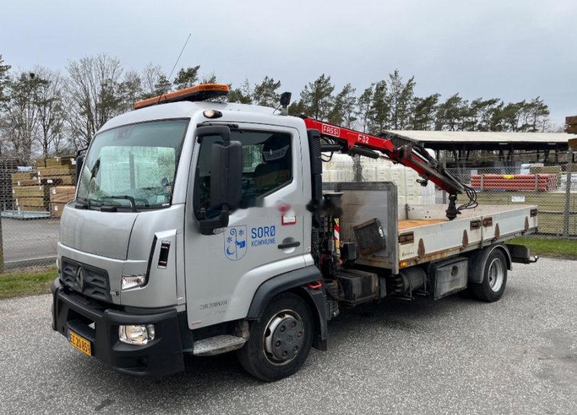 雷诺D系列D 7.5 180卡车，这是个吊车版，2018年在丹麦上的牌，开了七万