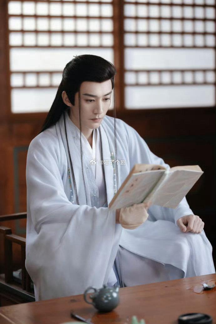 刘学义丹宁造型 今日份的颜值盛宴是刘学义给的！他的丹宁造型简约而时尚，帅气指数爆