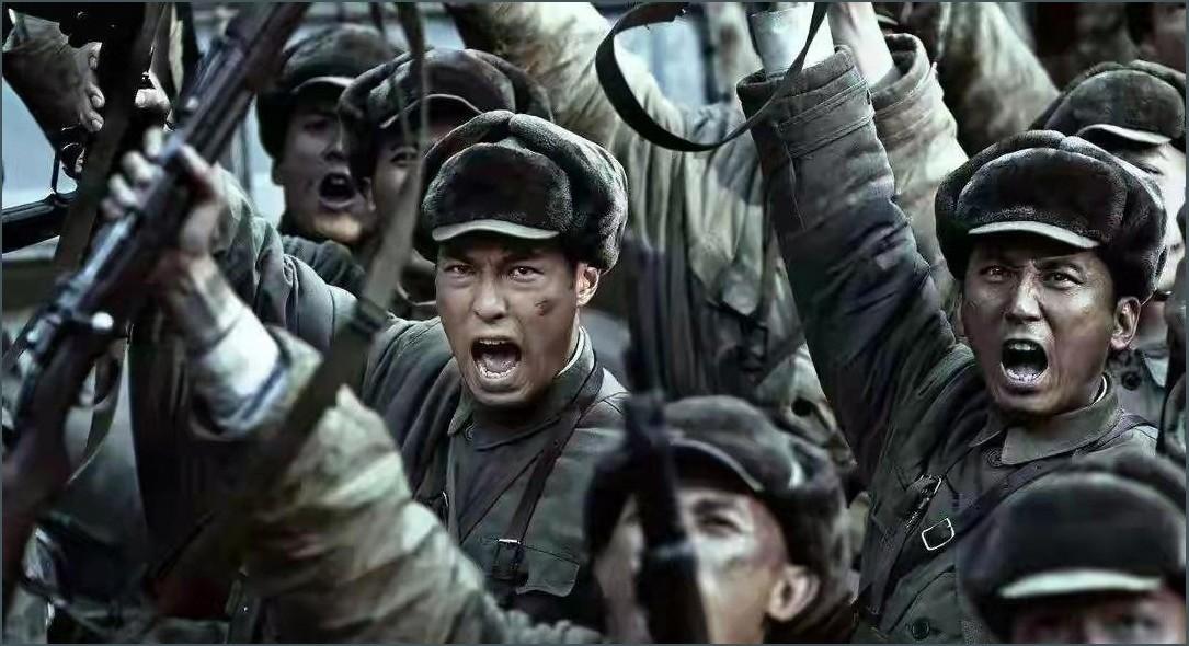 他在雪地里挖了个假阵地，美军百架战机狂轰8小时，醒来后创造2150奇迹，彭德怀从