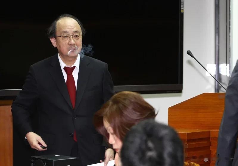 民进党嚣张丑闻再出一桩
民进党总召集人柯建铭今天被黄国昌爆料称，占据“立法院”为