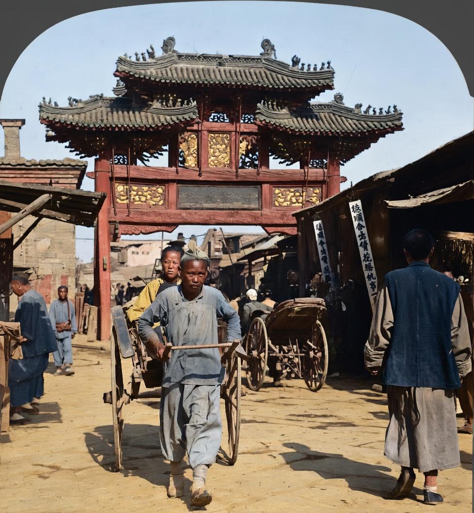 清末，天津老城厢，镜头正中央，是衣衫褴褛、补丁满身的黄包车夫，身体前倾、紧握车把