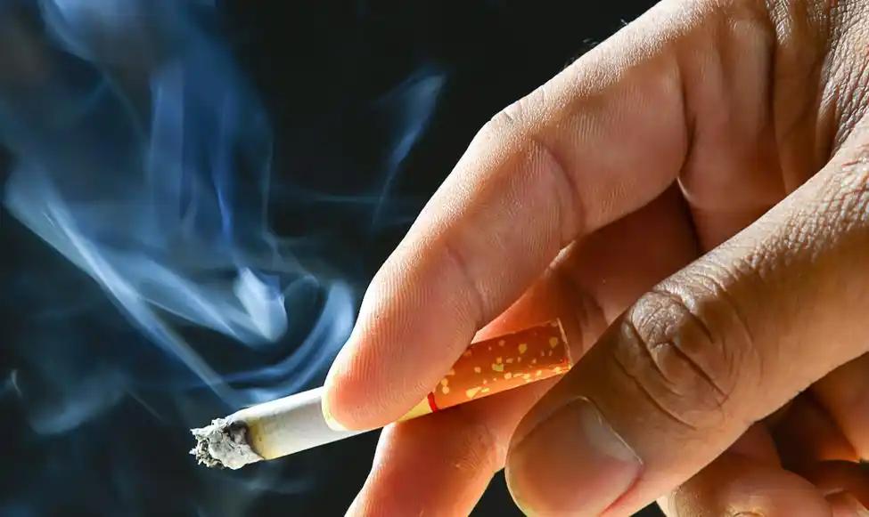 [月亮]最高罚款5万！老烟民必看！四川新疆禁烟新规重拳出击，公共场所抽烟就罚20