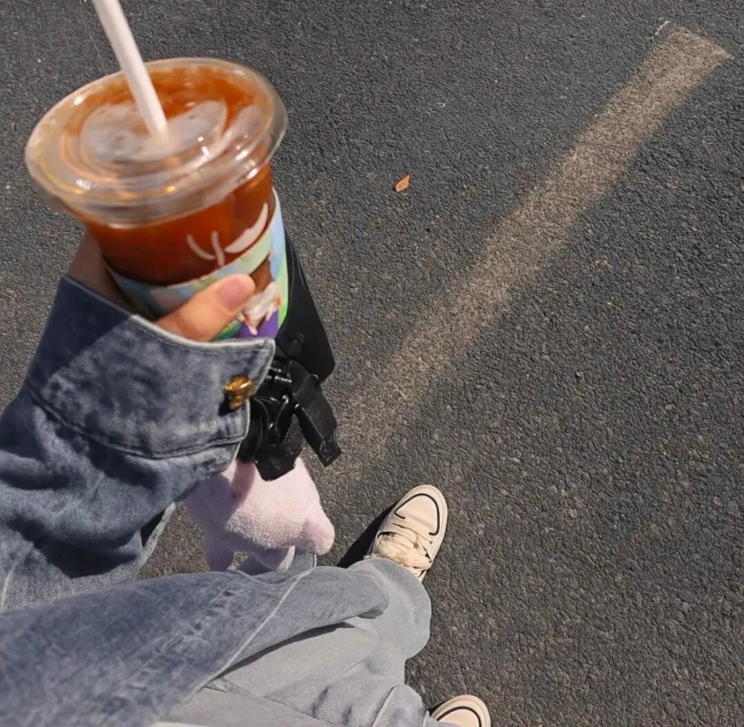 情绪咽下去就长大了，世界假、人心深，处处是演员，人生戏慌了人、凉了心。 