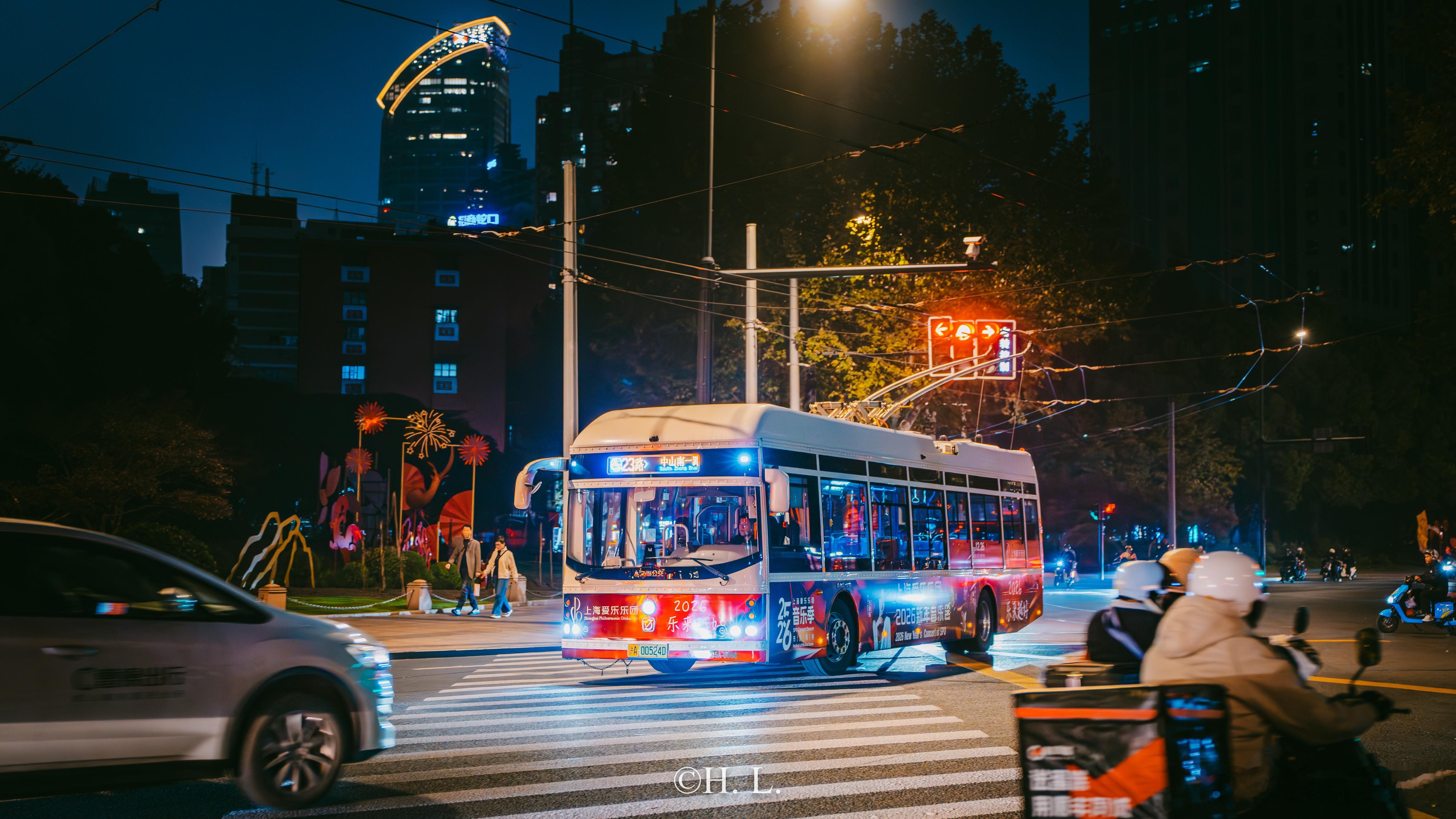 上海爱乐乐团是无轨电车线路的老朋友了。爱乐乐团的广告也不知不觉走过了一整年，来到