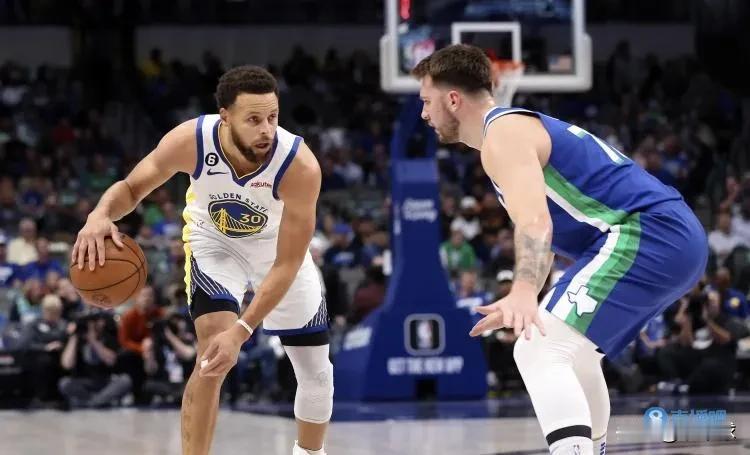 NBA1月19日的比赛，勇士与独行侠的比赛延期了，因为助教离世！
那1月18日与