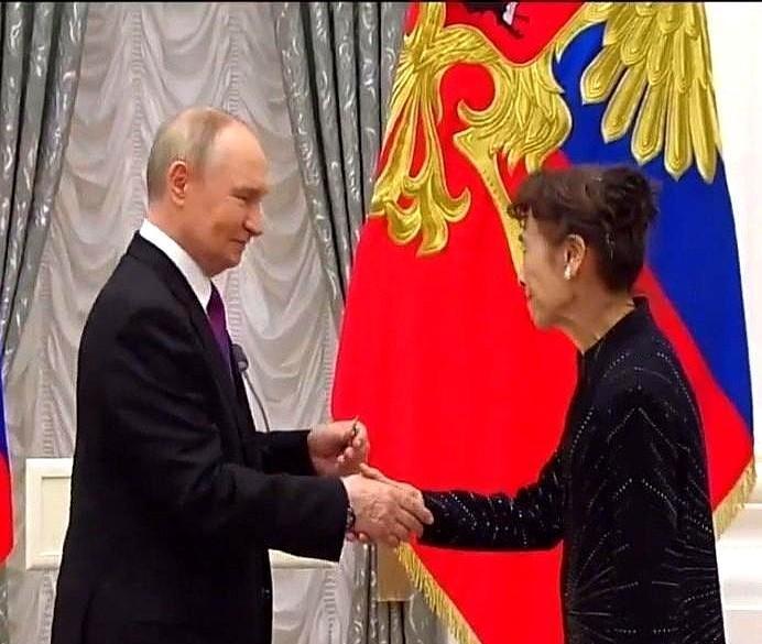 79岁栗原小卷，不靠政府，自己扛着胶片机满日本跑。
没人赞助，她就拉老观众、攒会