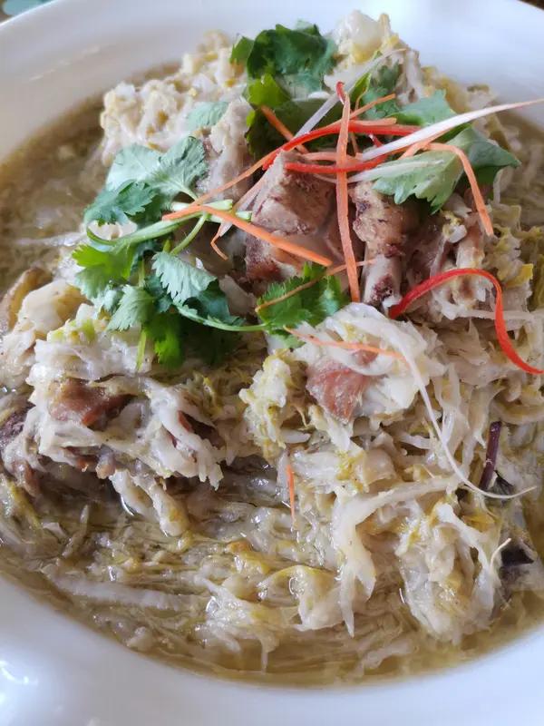 酸菜的吃法可太多了，我觉得最经典的还得是酸菜炖排骨。把排骨焯水后和酸菜一起下锅，