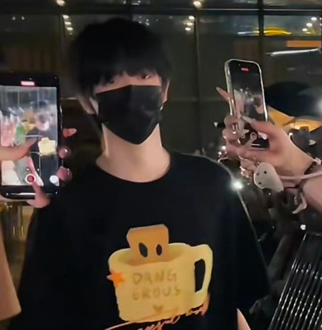 清相册的时候翻到了这两张图 你们猜猜哪个是张桂源哪个是张函瑞 