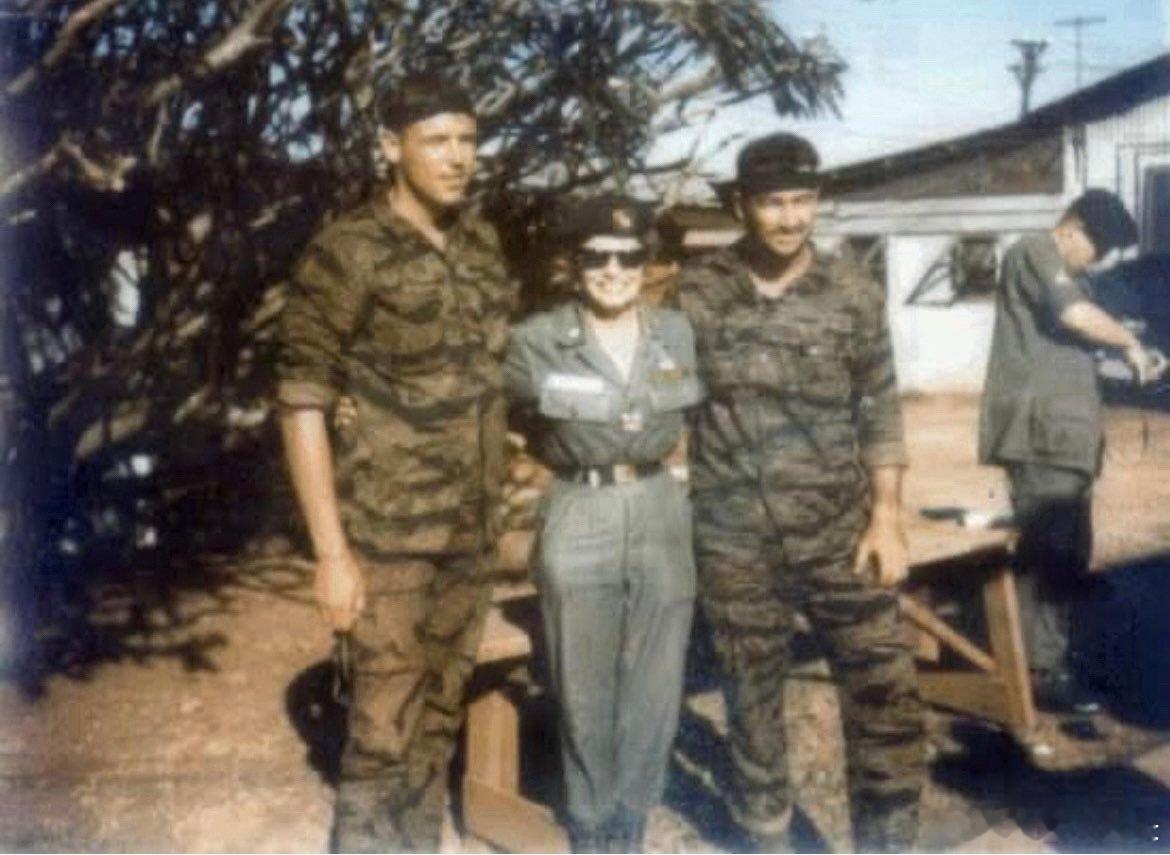 E.L.伍迪、玛吉、阿尔·贝利赛尔。我们刚刚从两周的徒步巡逻中归来，从达克拉克到