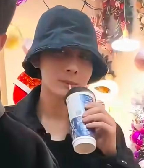 老许你怎么喝上霸王茶姬了 