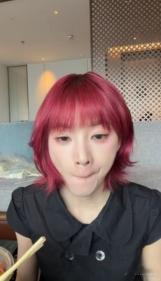 黄灿灿直播 特别喜欢黄灿灿在镜头前的状态，松弛又自在，分享日常、闲聊趣事都格外走