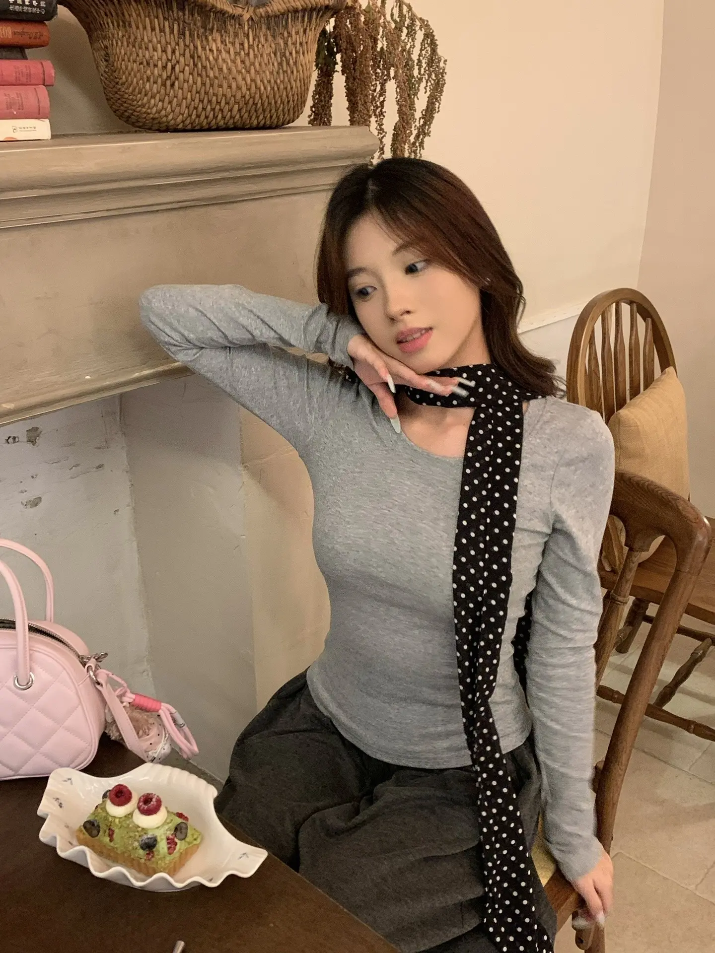 可是我好奇你 你相册里的旧合照 爱吃的餐厅 体贴的问候  是谁在教你