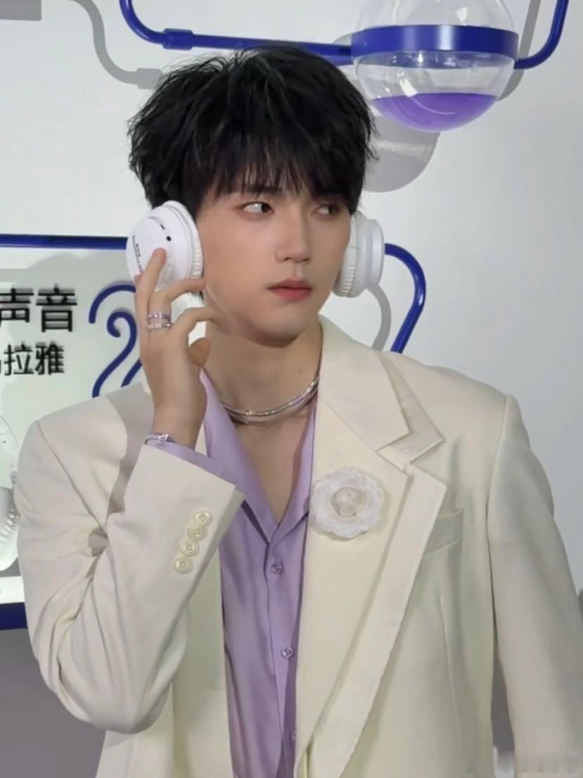 周翊然周翊然浅紫色深V周翊然上海活动生图上海线下路透杀疯了！白西装利落挺拔，浅紫