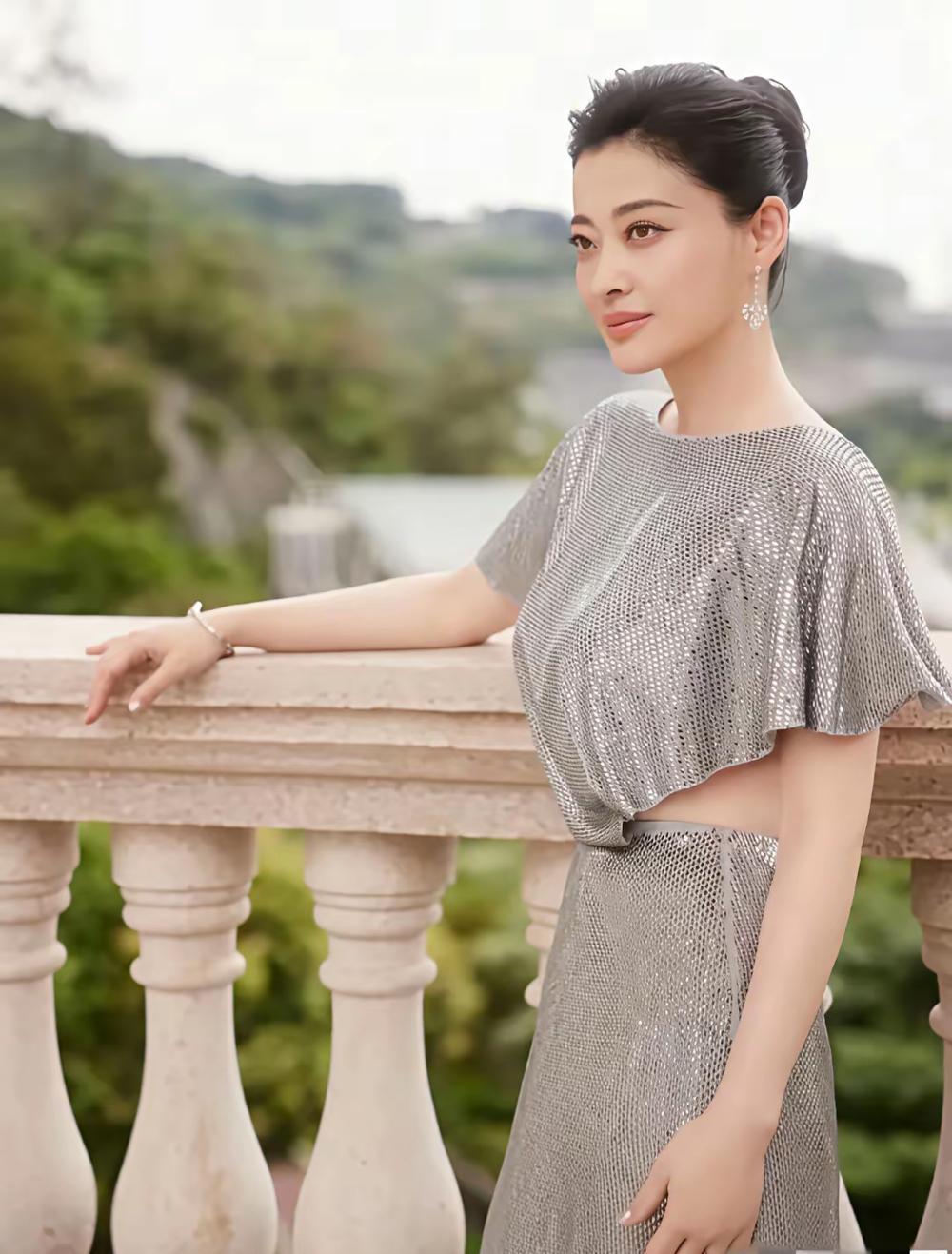 奇怪，梅婷前段时间还满脸褶皱，老态明显，咋突然年轻这么多了？皮肤光滑紧 致，小脸